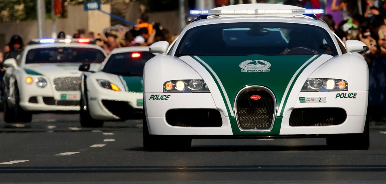Superfrota de carros de polícia de Dubai inclui um Bugatti Veyron (Foto: MARWAN NAAMANI / AFP)
