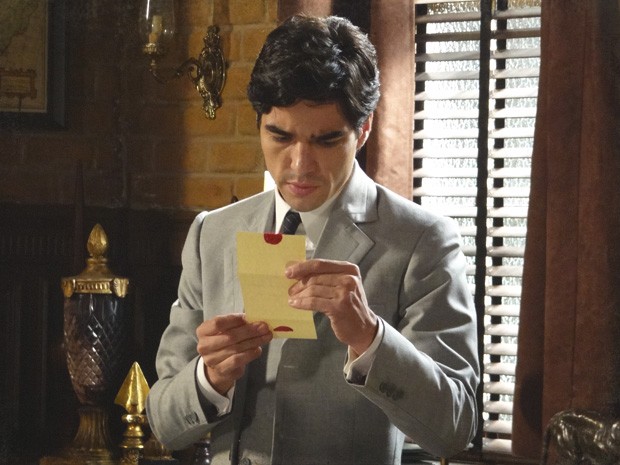 Fernando encontra bilhete da amanate de Bonifácio (Foto: Lado a Lado / TV Globo)