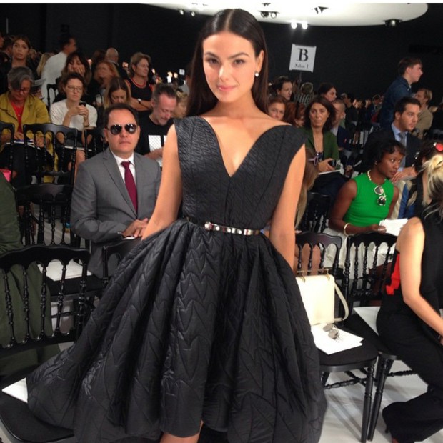 Isis Valverde no desfile da Dior em Paris (Foto: Bruno Astuto)