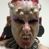 'Mulher vampiro' choca em feira de tatuagem (Raul Arboleda/AFP)