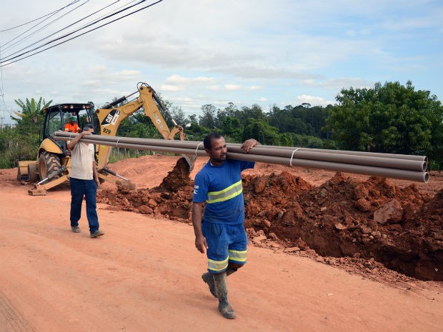 Técnicos do Saae continuam trabalhando no local (Foto: Zaqueu Proença)