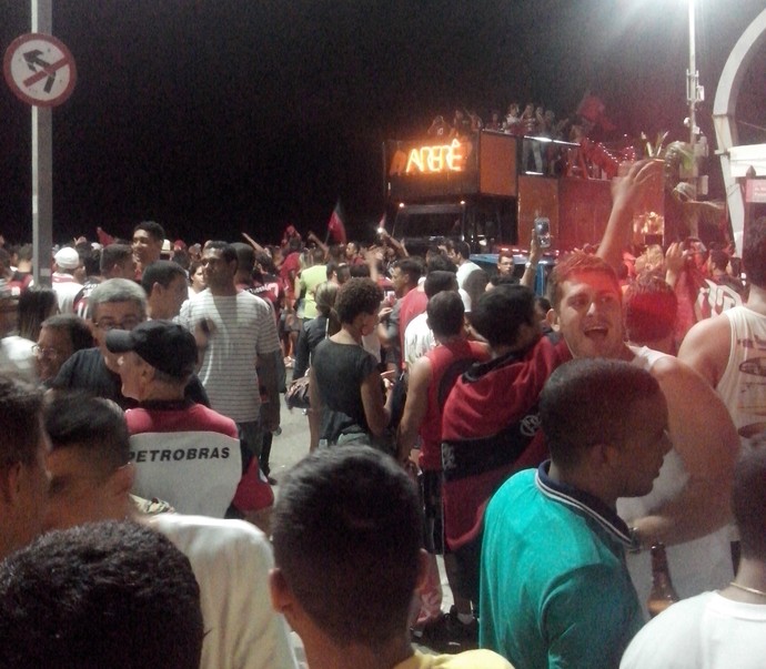 Torcedores do Flamengo fazem a festa na Praia do Forte em Cabo Frio, na Região dos Lagos (Foto: Guilherme Sherman)