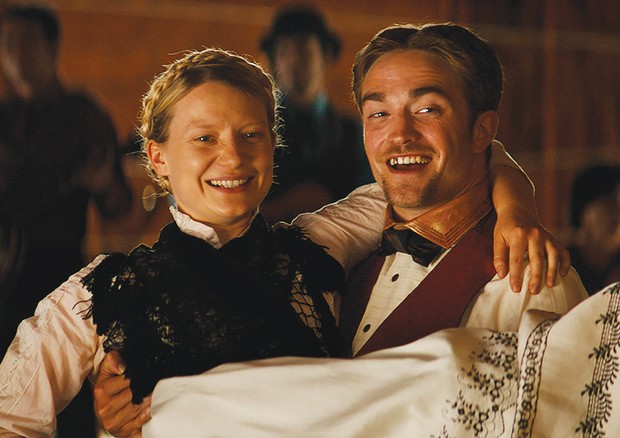 Os protagonistas Robert Pattinson (Samuel) e Mia Wasikowska (Penélope)  (Foto: Reprodução)