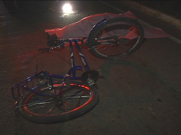 Ciclista morreu no local do acidente. (Foto: Reprodução / Inter Tv dos Vales) Ciclista morreu no local do acidente. (Foto: Reprodução / Inter Tv dos Vales)