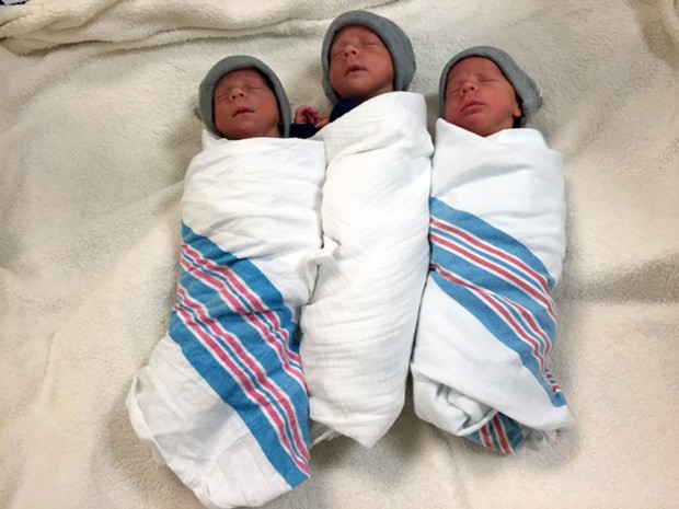   Foto de trigêmeos idênticos foi divulgada pelo Greater Baltimore Medical Center, onde nasceram  (Foto: Cortesia do Greater Baltimore Medical Center via AP)