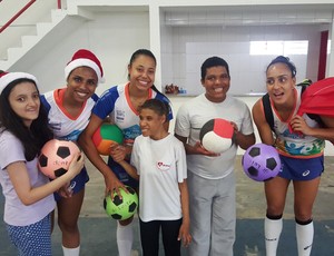 Atletas do Osasco em distribuição de presentes natalinos (Foto: ZDL / Divulgação)