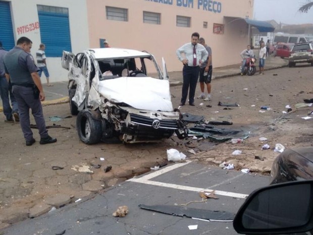 Apesar da destruição no veículo, passageiros tiveram apenas ferimentos leves (Foto: Arquivo Pessoal/ Gislaine Soares)