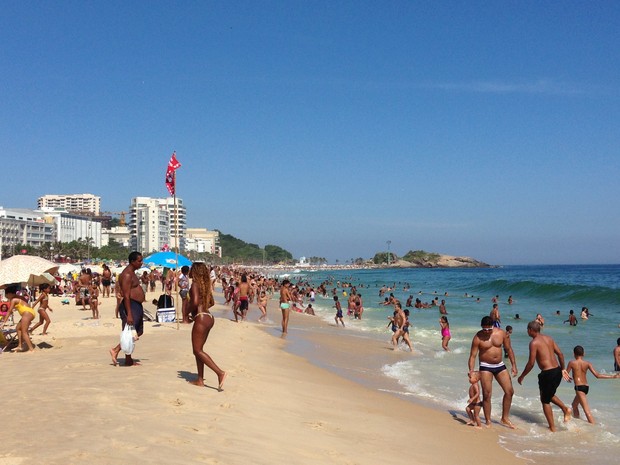 Praia de Ipanema ficou cheia nesta quarta-feira (Foto: Káthia Mello / G1)
