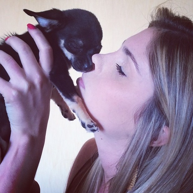 Barbara Evans e cachorrinho (Foto: Instagram / Reprodução)