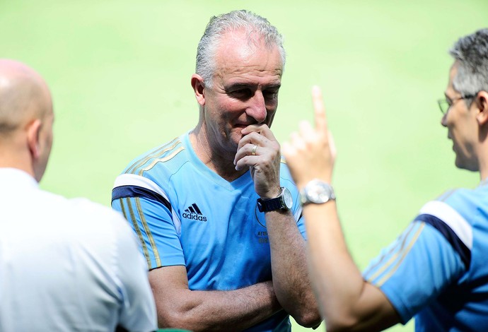 Dorival se diz marcado por árbitro e não crê em gancho por expulsão