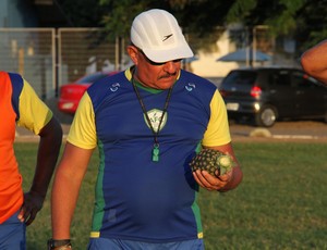 Pedrinho Albuquerque, técnico do Alecrim, e o abacaxi (Foto: Gabriel Peres/Divulgação)