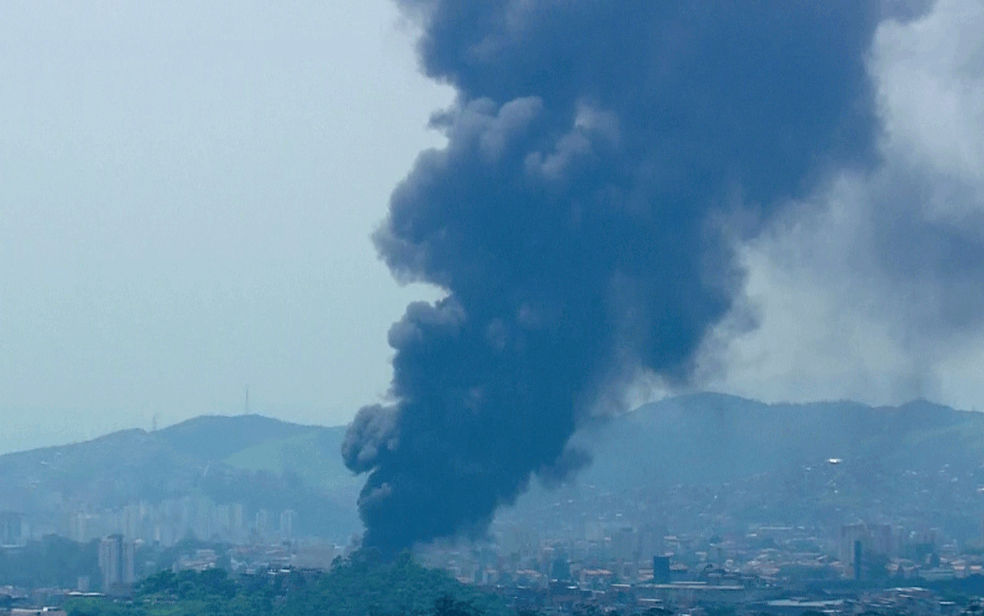 Incêndio atinge fábrica em Diadema (Foto: Reprodução Globocop)