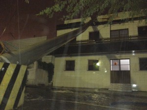 Poste caiu em cima de uma casa (Foto: Divulgação/ De Olho em Gravatá)