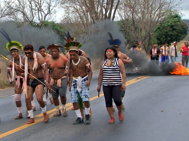 Índios fazem dança durante bloqueio em rodovia de Mato Grosso. (Foto: Reprodução / TVCA)