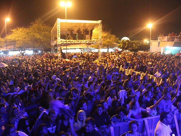 Público que lotava toda a Praça da Bonelle, local do palco principal do evento (Foto: Pedro Santiago/G1)