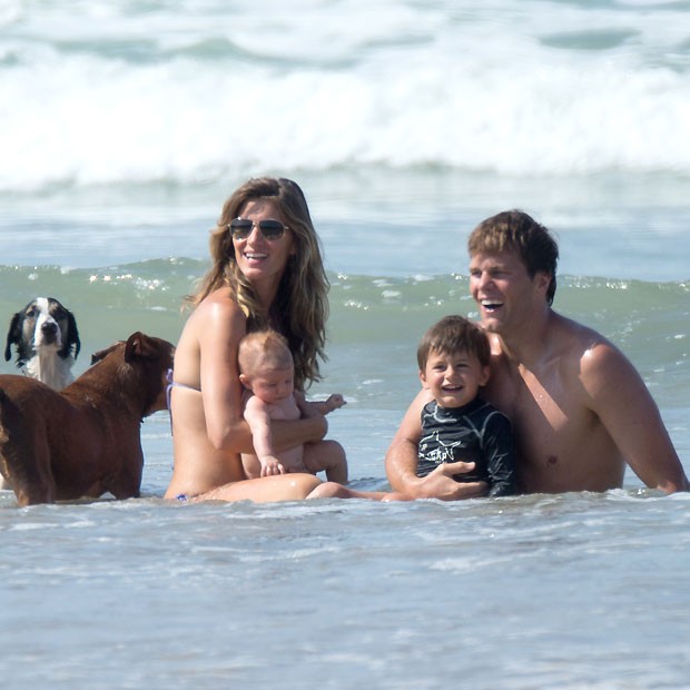 Gisele com o marido, Tom Brady, e os filhos, Vivian e Benjamin (Foto: Splash News)