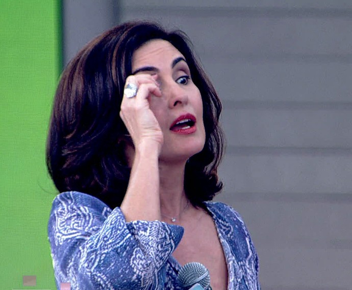 Fátima tenta tirar cisco, mas sai de cena para resolver o problema (Foto: TV Globo)