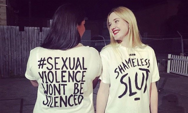Pamela Newton (à dir.) e uma amiga vestem camiseta da organização contra machismo Sexual Violence Won't Be Silenced (Foto: Reprodução/Facebook/Paloma Brierley Newton)