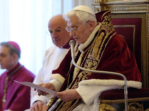 O Papa Bento XVI lê nesta segunda-feira (11) o anúncio de sua renúncia, durante reunião de cardeais no Vaticano. A imagem foi divulgada pelo jornal ' L'Osservatore Romano', do Vaticano (Foto: AP)