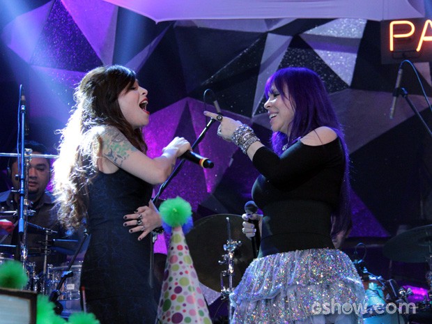 Pitty e Baby do Brasil cantam a música 'A menina dança' no Altas Horas (Foto: TV Globo/Altas Horas) Pitty e Baby do Brasil cantam a música 'A menina dança' no Altas Horas (Foto: TV Globo/Altas Horas)