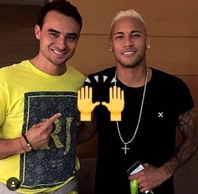Platinado, Neymar tira foto com fã no condomínio de Bruna Marquezine (Foto: Reprodução/Instagram)