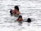 Mariana Lima e Enrique Díaz trocam carinhos em praia no Rio