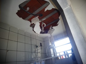 Parte da droga estava escondida no teto do banheiro do apartamento (Foto: Priscilla Alves/ G1)