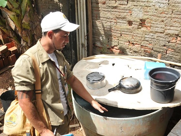 Agentes de endemia verificando o risco de infestação, em Porto Velho (Foto: Divulgação/Assessoria)