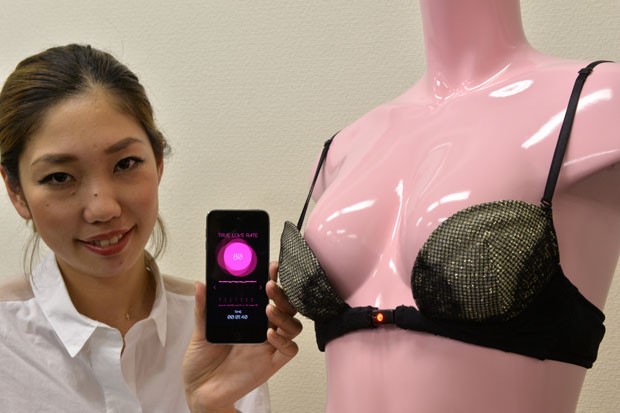 Empresa japonesa exibiu suti que s abre 'por amor' ou desejo sexual (Foto: Yoshikazu Tsuno/AFP)