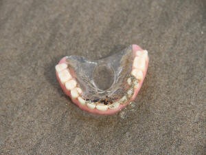 Até uma dentadura foi "garimpada" no Praião (Foto: Divulgação / Prefeitura de Itanhaém)