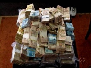 R$ 1,13 milhão foi encontrado em mochilas de casal que viajava de Belém para Parauapebas, no Pará (Foto: Reprodução / TV Liberal)