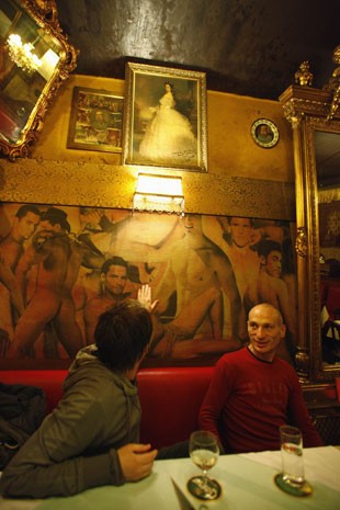 Frequentadores do Goldener Spiegel, bar gay em Viena (Foto: Leonhard Foeger/Reuters) Frequentadores do Goldener Spiegel, bar gay em Viena (Foto: Leonhard Foeger/Reuters)