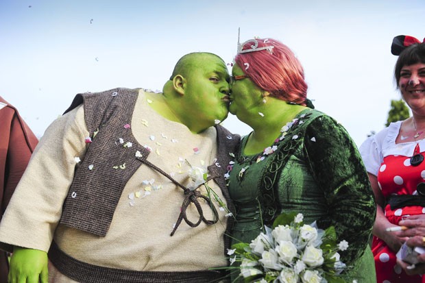  Nathan e Amanda Gibbs se fantasiaram de Shrek e Princesa Fiona no próprio casamento (Foto: Dan Rowlands/Caters News)