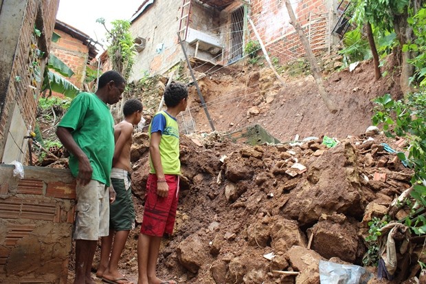 G1 Deslizamento de terra ameaça casas no Parque Rodoviário em