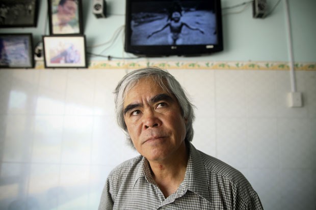 Nick Ut, fotógrafo que segue trabalhando para a Associated Press, visita a antiga casa de Phuc em Trang Bang, perto de onde a famosa fotografia foi tirada (Foto: Na Son Nguyen/AP)