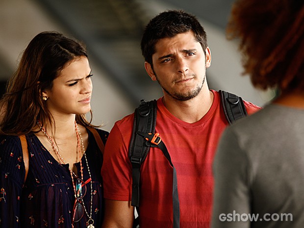 André deixa Luiza chocada com seu jeito de falar com a mãe (Foto: Inácio Moraes / TV Globo)