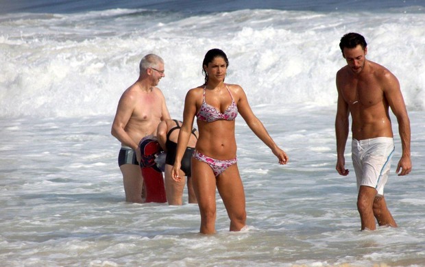 Priscila Fantin com o marido na praia do Leblon (Foto: J. Humberto / AgNews)