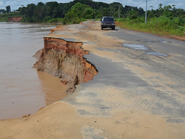 Estrada que dá acesso ao município de Rodrigues Alves está funcionando apenas em meia pista (Foto: Vanísia Nery/G1)