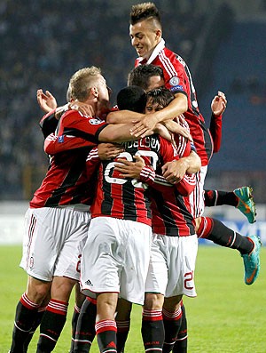 jogadores do Milan comemoram gol sobre o Zenit (Foto: Reuters)