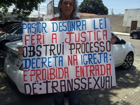 Mel protesta contra transfobia em igreja (Foto: Vc no ESTV)