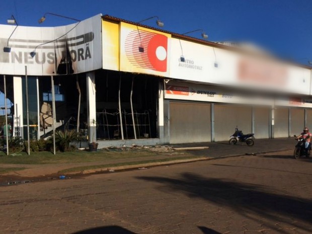 Loja de pneus amanheceu queimada, na fronteira com o Paraguai (Foto: Martim Andrada/ TV Morena)