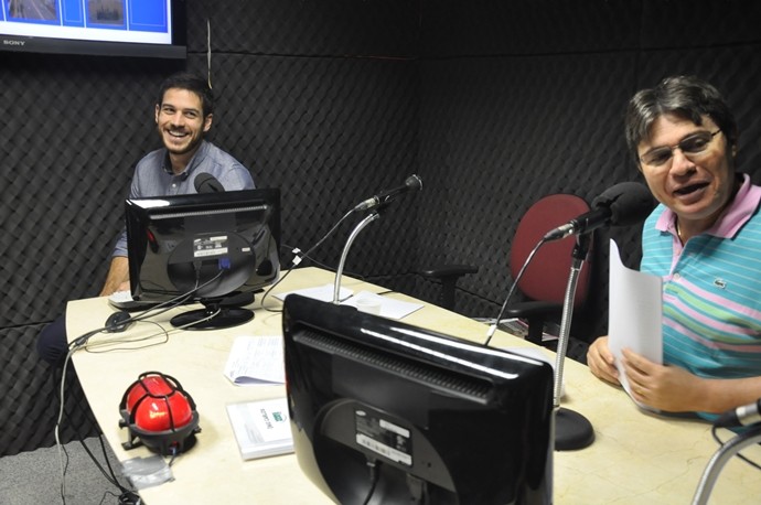 Marco Pigossi conversou com o apresentor Ênio Carlos na Rádio Verdes Mares. (Foto: Falkner Moreira / SVM)