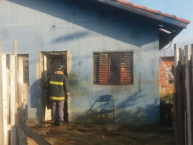 Casa é incendiada por criança no bairro Feital em Pinda (Foto: Divulgação/Bombeiros)