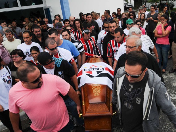 Bandeira do São Paulo foi colocada sob caixão de jovem morto em Santa Maria (Foto: Adriano Lima/Brazil Photo Press/Estadão Conteúdo) Bandeira do São Paulo foi colocada sob caixão de jovem morto em Santa Maria (Foto: Adriano Lima/Brazil Photo Press/Estadão Conteúdo)