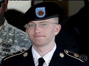 Soldado Bradley Manning é condenado a 35 anos de prisão (GloboNews)  (Foto: Reprodução Globo News)