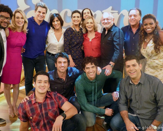 Todos os convidados se reuniram para foto com Fátima Bernardes ao final do programa (Foto: Encontro com Fátima Bernardes/TV Globo)