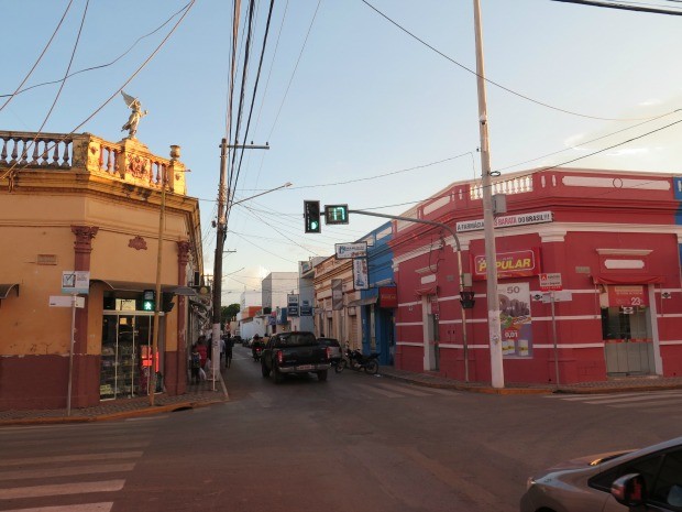 Na esquina esquerda, casarão de 1890 (com o adorno do Anjo da Ventura no topo) comprometido pela poluição visual (Foto: Felipe Mascarelli/Arquivo Pessoal)