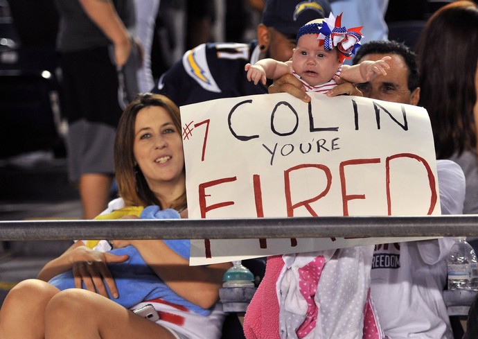 "Colin, você está demitido", diz cartaz  em jogo da pré-temporada da NFL (Foto: Getty Images)
