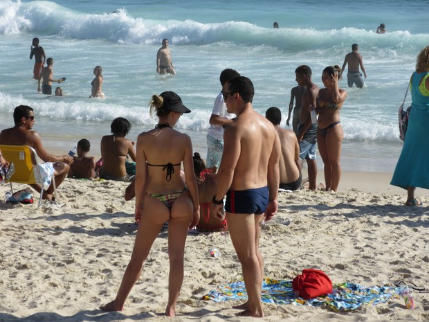 Calor levou banhistas ao Arpoador até mesmo no Natal (Foto: Daniel Silveira/G1)