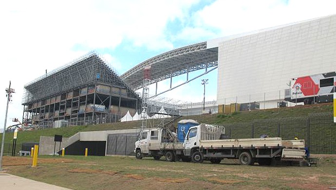 Em obras, arquibancada provisória de Arena se prepara para vistoria final